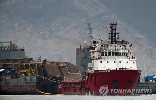 韩沉船打捞开始向半潜船方向移动