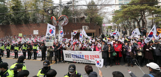 朴槿惠决定明日出庭接受拘捕令实质审查