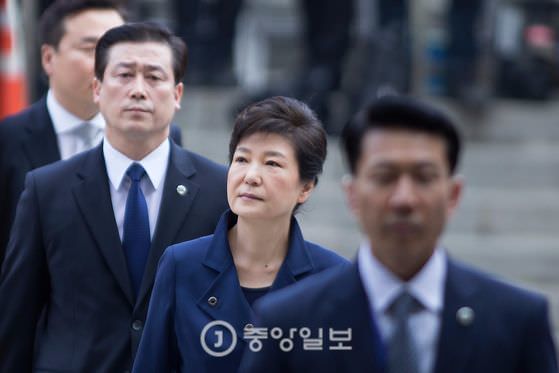 韩国前总统朴槿惠被批捕收监
