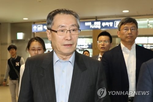 4月10日，中国外交部朝鲜半岛事务特别代表武大伟抵达仁川国际机场。（韩联社）