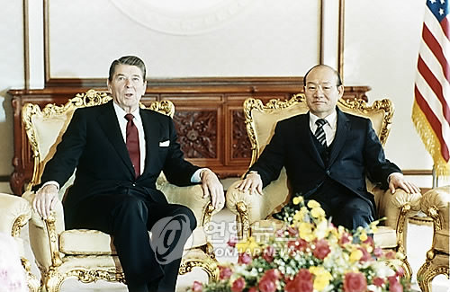 资料图片：1983年11月12日，在韩国总统府青瓦台，时任韩国总统全斗焕（右）会见到访的时任美国总统里根。（韩联社）