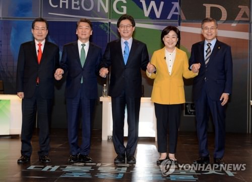 从左依次为自由韩国党洪准杓、国民之党安哲秀、正党刘承旼、正义党沈相奵、共同民主党文在寅。（韩联社）
