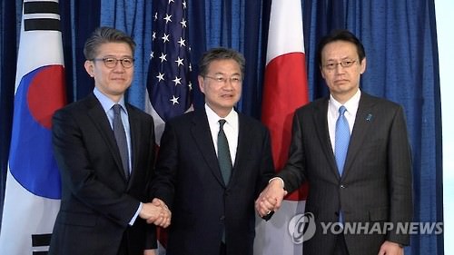 资料图片：2月27日，在华盛顿，六方会谈韩美日团长——韩国外交部韩半岛和平交涉本部长金烘均（左起）、美国国务院对朝政策特别代表约瑟夫·尹、日本外务省亚洲大洋洲局长金杉宪治握手合影。（韩联社）