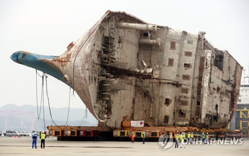 4月9日，在韩国西南部全罗南道木浦新港，“世越”号客轮滚卸至码头。10日，打捞组将把“世越”号卸到支架上。（韩联社）