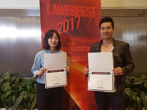 图为《72秒》美术导演（左）与《Dramaworld》主演手捧奖杯。（韩联社）