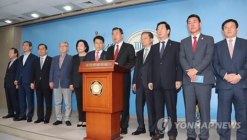 5月2日，正党的13名议员召开记者会并宣布退党。（韩联社）