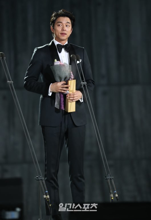 孔刘获百想最优秀演技奖激动落泪