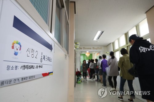 5月9日，在首尔某投票站，等待投票的选民排起了长队。（韩联社）