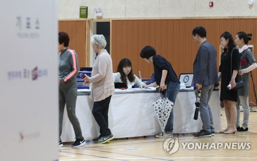 韩国第19届大选下午1时投票率逾55%