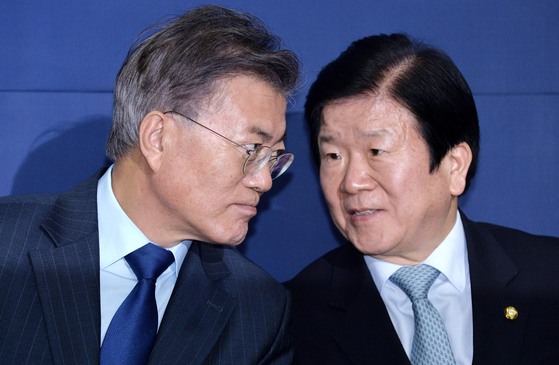 图为文在寅总统和朴炳锡议员。（图片来源：中央照片）