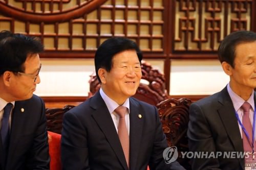 韩国政府代表团团长朴炳锡（中） （韩联社）