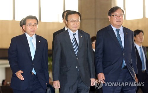 5月18日，在首尔金浦机场，韩国总统特使、前国务总理李海瓒（左二）在飞赴北京前接受记者采访。（韩联社）
