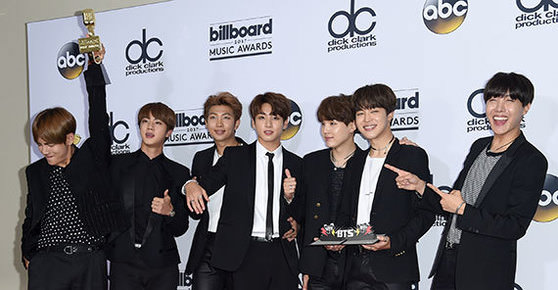 图为5月21日站上在拉斯维加斯T-Mobile Arena举行的公告牌音乐颁奖典礼舞台的防弹少年团（照片来源：公告牌）