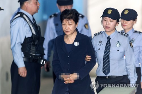 朴槿惠首次公开受审时隔53天露面