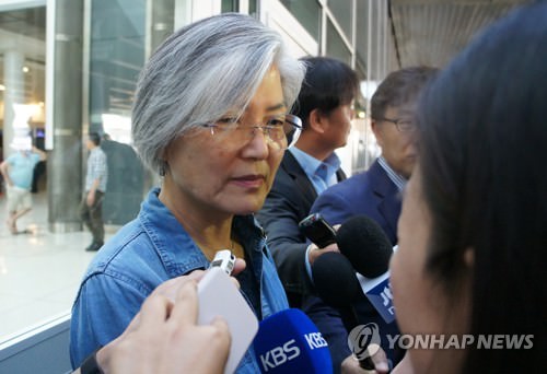 当地时间5月21日，韩国外交部长官提名人康京和抵达美国纽约JFK机场后接受媒体采访。（韩联社）