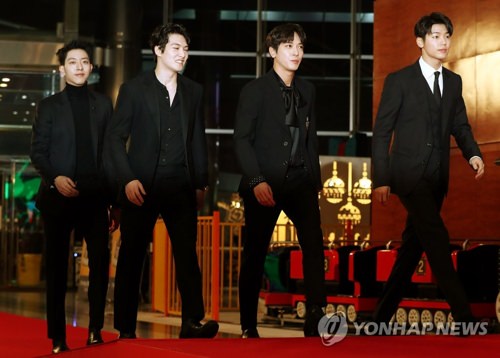 5月26日，在首尔韩国国际会展中心（COEX），CNBLUE成员们走在红毯。右二为队长郑容和。（韩联社）