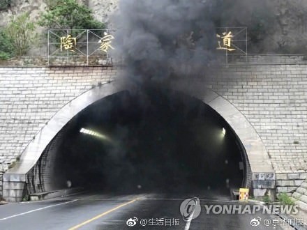 图为威海校车事故现场（微博截图/韩联社）