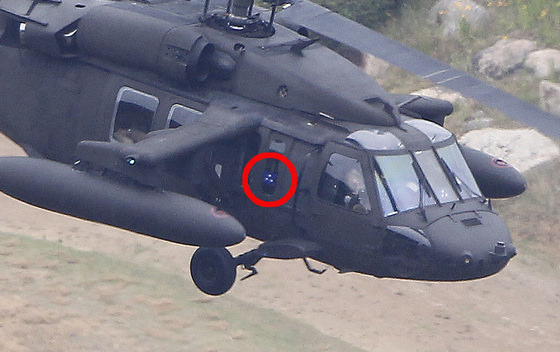 图为6月6日，美国国防部导弹防御局局长詹姆斯·叙林乘坐的驻韩美军UH-60直升机正在庆北星州萨德基地上空飞行。驾驶席后方（红色圆内）可以看到三颗星的星板，显示叙林局长（海军中将）在座。[自由撰稿人 孔定植]
