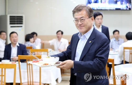 资料图片：6月9日下午，在青瓦台职工食堂，韩国总统文在寅与总统府公务员共进晚餐。（韩联社）