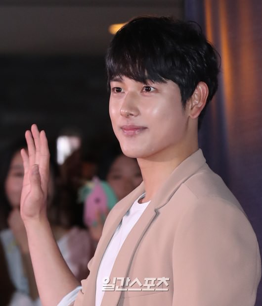 任时完出席电影《一天》试映会