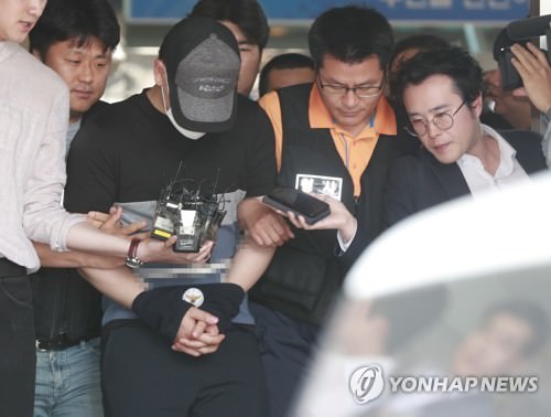 6月15日上午，在首尔市西大门警察署，炸伤导师的学生金某（戴帽子和口罩）前往法院接受羁押必要性审查。（韩联社）