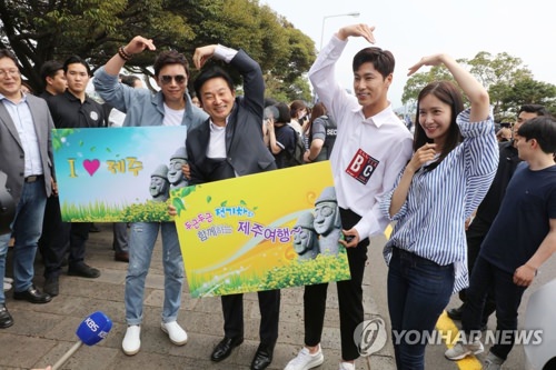 少女时代允儿（右）和东方神起瑜卤允浩（右二）19日在济州机场搭乘电动汽车前留影。（韩联社）