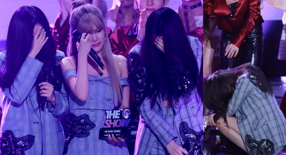 四人组女团T-ara获得第一后泪流满面，图为智妍蹲在地上哭泣。（图片来源：《日刊体育》）