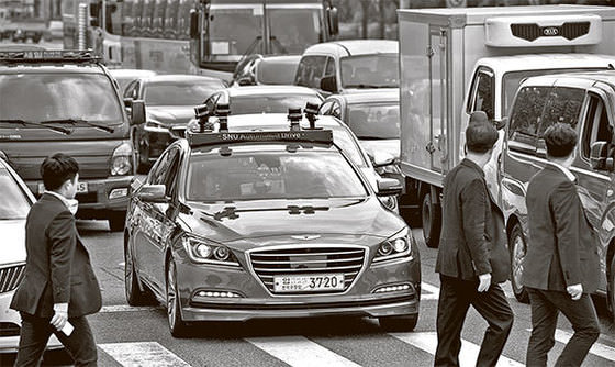 图为6月22日，自动驾驶汽车“SNUver”正停在首尔国会大路的信号灯前等待绿灯。[金京禄记者]