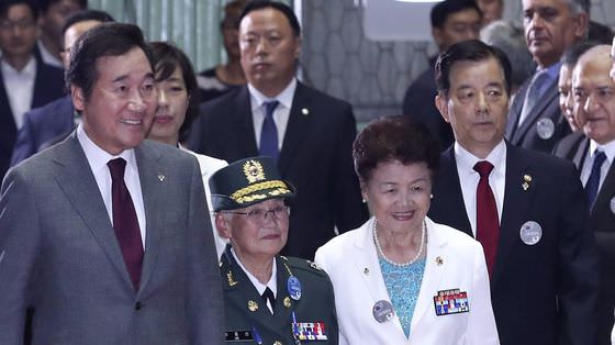 李洛渊总理与女兵参战勇士们一同参加韩战参战纪念仪式