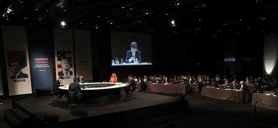 图为6月26日在首尔新罗酒店举行的“2017中央日报-CSIS论坛”第三轮小组讨论上，与会者以“文在寅政府面对的新局面”为主题进行了讨论。桌上右起顺时针方向依次是东国大学教授金榕炫、CSIS高级顾问车维德、延世大学教授朴明林（音）、高丽大学教授金圣翰、美国前任驻韩大使凯瑟琳·史蒂芬斯。[金京禄 记者]