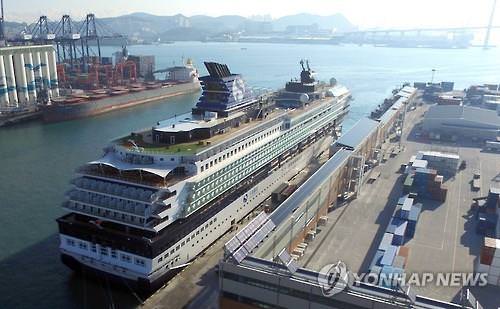 资料图片：停靠釜山港的邮轮（韩联社）