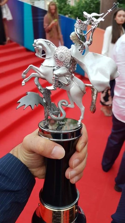 当地时间6月29日，演员孙贤周凭借电影《普通人》在第39届莫斯科电影节上斩获最佳男主角奖。图为最佳男主角奖杯。（韩联社/孙贤周提供）