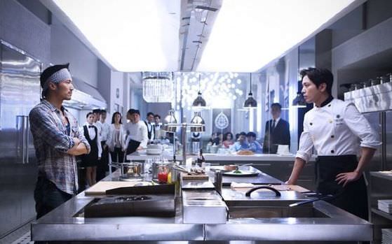 图为郑容和在电影《锋味江湖之决战食神》中与饰演明星厨师的谢霆锋进行演技对决的场景。