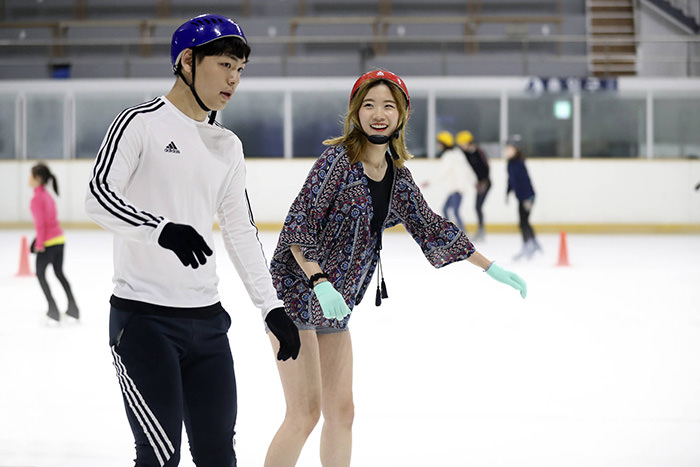 室内滑冰场成为夏季绝佳约会场所