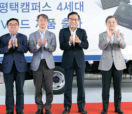 图为7月4日管理团队在京畿道平泽举办的三星电子平泽半导体生产线产品上市仪式上合影留念。照片左起依次是白洪主（音）专务、秦教英副社长、金奇南社长和权五铉副会长。[图片来源：三星电子]