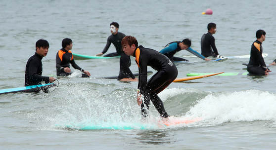 乘风破浪的冲浪爱好者