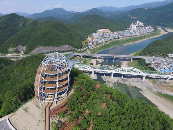 图为建于忠清北道丹阳郡赤城面艾古里万壑千峰的天空步道全景。[照片来源：丹阳郡]