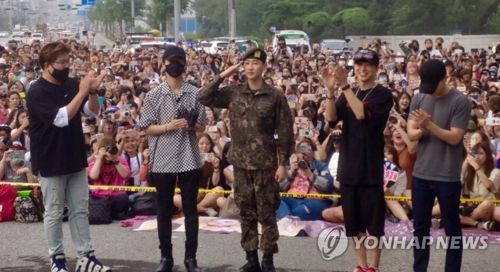 7月12日，在江原道原州第一野战司令部，Super Junior成员银赫（左三）正式退伍。图为SJ成员神童（左起）、艺声、银赫、利特、东海。（韩联社/Label SJ提供）