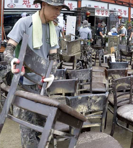 官兵帮助清州进行灾后重建