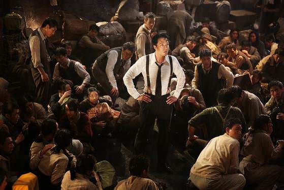 图为演员苏志燮在《军舰岛》中出演平定京城的痞子。[图片来源：CJ娱乐]