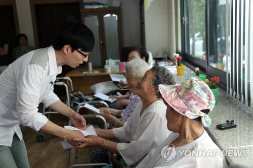 韩艺人刘在石金成铃向慰安妇受害者捐款