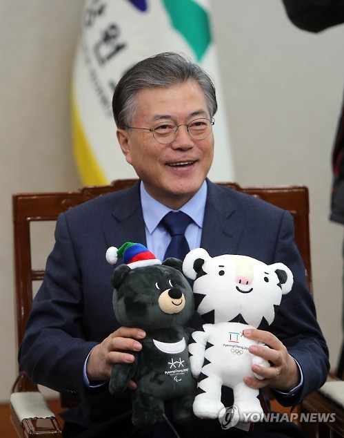 资料图片：文在寅总统与平昌冬奥吉祥物玩偶（韩联社）