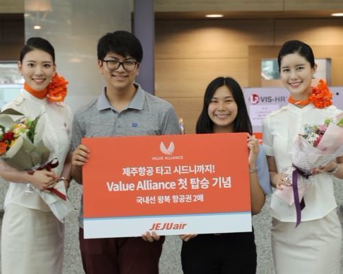 图为济州国际航空与通过廉价航空公司（LCC）航空联盟“价值联盟”(Value Alliance)使用仁川-马尼拉-悉尼路线的首位顾客拍照留影。[照片来源：济州航空]