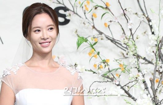 演员黄静茵于15日诞下一子