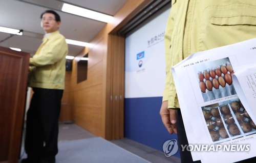 8月16日下午，在世宗政府大楼，韩国农林畜产食品部长官金瑛錄正在就毒鸡蛋事件发表对策。（韩联社）