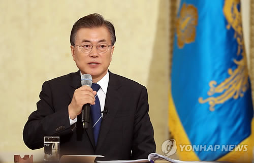 8月17日上午，在韩国总统府青瓦台，总统文在寅迎来就职百日举行记者会。（韩联社）