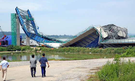 平泽国际大桥桥面坍塌