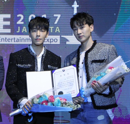 9月4日晚，在印尼雅加达韩流博览会上，东海（左）和银赫获得韩国产业通商资源部长官表彰证书。（韩联社/大韩贸易投资振兴公社提供）