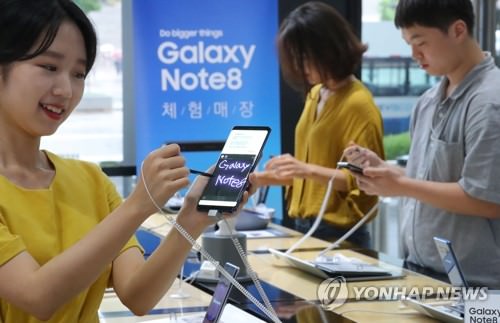 模特在展示Galaxy Note8。（韩联社）