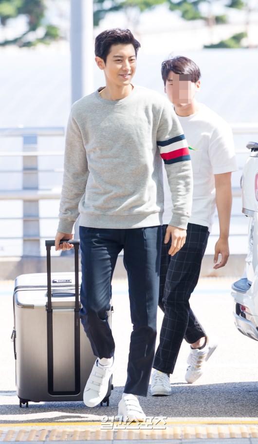 EXO灿烈出国前往伦敦